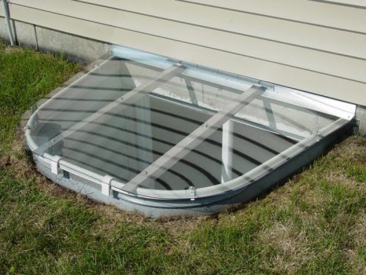 Sloped polycarbonate window well top cover